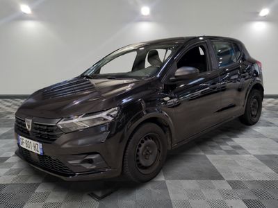la photo d'une voiture noire garée sur un sol en damier