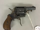 un gros plan d'un revolver posé sur une table, avec une étiquette de prix