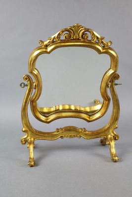 un miroir doré muni d'un pied et d'un miroir