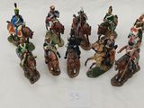 plusieurs figurines représentant des hommes à cheval, tenant des lances