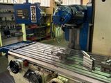 l'image d'une machine située à l'intérieur d'un bâtiment