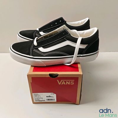 Baskets Vans Old Skooler noires et blanches, dans leur boîte