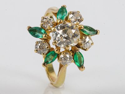 Bague fleur en or ornée d'un diamant central de belle couleur d'enviro