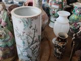 de nombreux vases posés sur une table