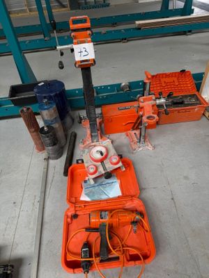 une machine posée sur le sol à côté d'une boîte