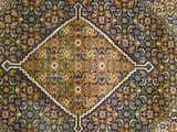 un tapis oriental orné d'un motif en losanges