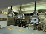 trois lampes suspendues au plafond dans une cuisine