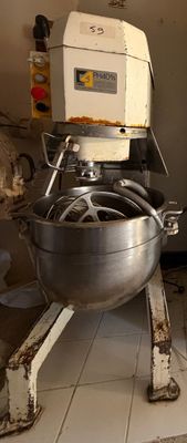 une image d'une cuisine avec un mixeur à l'intérieur