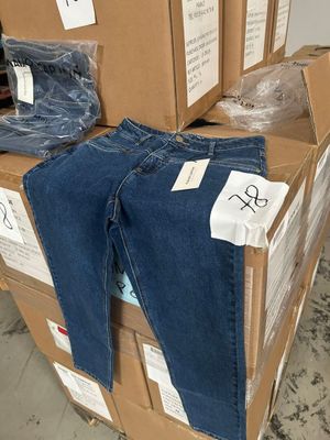 une pile de cartons sur lesquels sont posés des jeans