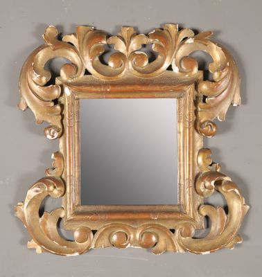un miroir avec un cadre doré accroché au mur