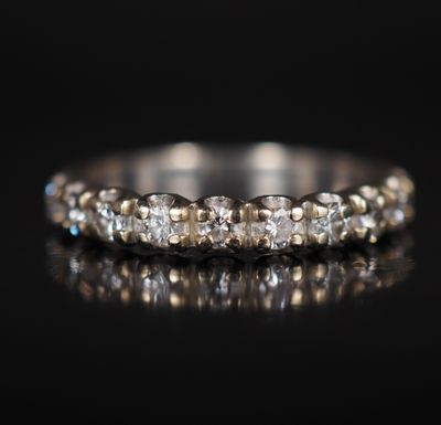 gros plan d'une bague en diamant sur une surface noire