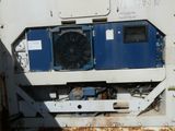 un climatiseur bleu et blanc posé à l'arrière d'un camion