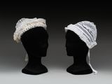 deux têtes de mannequins noires coiffées de chapeaux en dentelle blanche