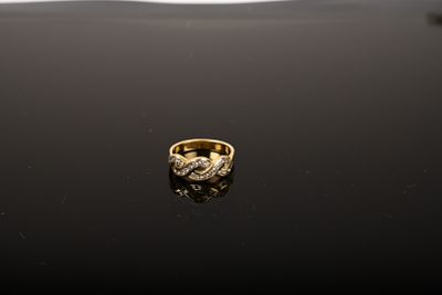 Bague or jaune 750/1000ème à décor d'entrelacs pavés de 24 d…