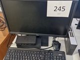 un ordinateur de bureau posé sur une table avec un clavier et une souris