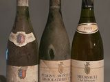 trois bouteilles de vin posées sur une table l'une à côté de l'autre