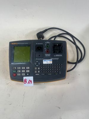une image représentant une calculatrice posée sur une table