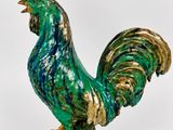 statue d'un coq vert et doré, coiffé d'une couronne