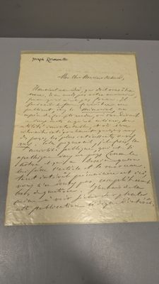 une lettre écrite à l'encre noire sur une feuille de papier