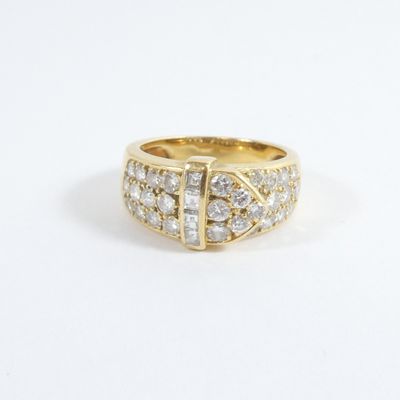 gros plan d'une bague en or avec des diamants sur fond blanc