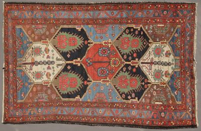 un tapis ancien orné d'un motif multicolore
