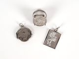 trois types différents de bijoux en argent sur un fond blanc