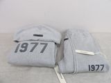 deux sacs portant des numéros sont posés sur un lit