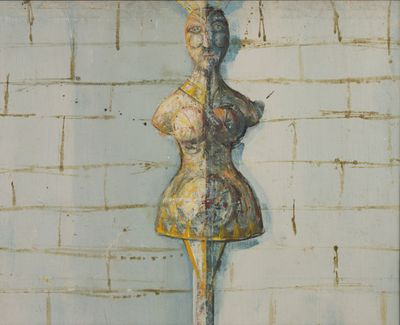 une peinture représentant un mannequin féminin accrochée au mur