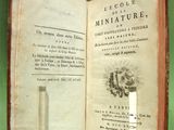 deux bougies posées sur un livre