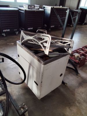 une machine placée au milieu d'une pièce