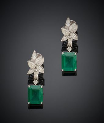 une paire de boucles d'oreilles en émeraude et diamant
