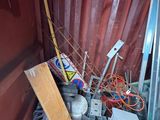un tas d'objets divers à l'arrière d'un camion