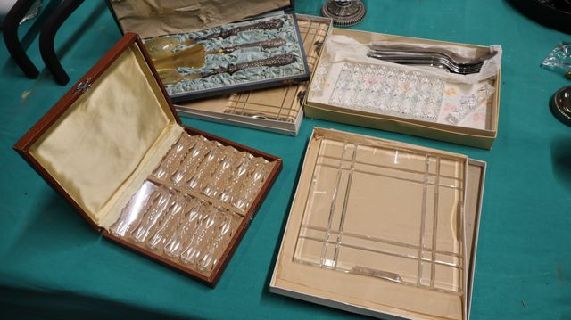 Lot comprenant : plateau en verre, 2 porte bouteilles en verre, p...