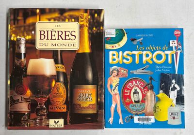 deux livres posés sur une table