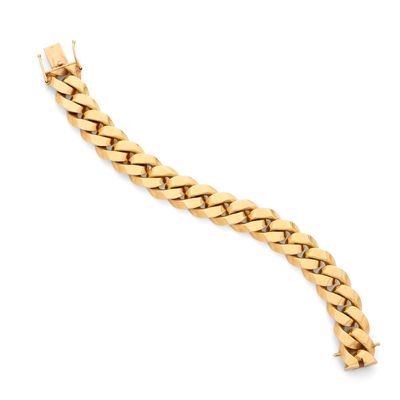 un bracelet en or avec des maillons de type « curb » sur fond blanc