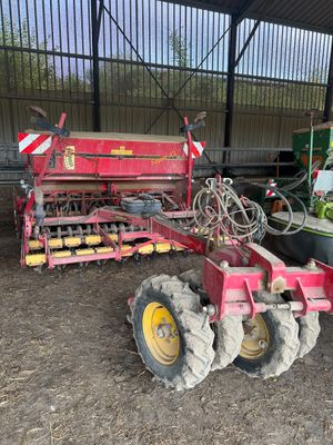 un tracteur qui est à l'arrêt dans la boue