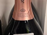 deux bouteilles de champagne posées l'une à côté de l'autre sur une table