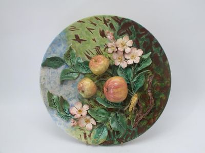 une assiette décorative ornée de fleurs et de fruits
