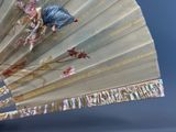 un gros plan d'un éventail orné de fleurs peintes