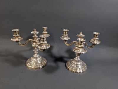 une paire de chandeliers en métal argenté