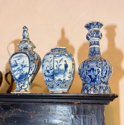trois vases bleus et blancs posés sur une étagère