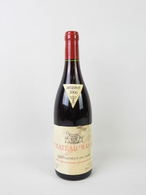 une bouteille de vin posée sur une table