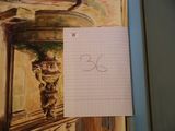 une photo représentant un dessin d'un vase posé sur une table