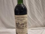 gros plan d'une bouteille de vin sur une table