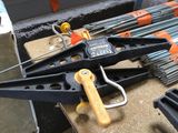 de nombreux outils posés ensemble sur une table