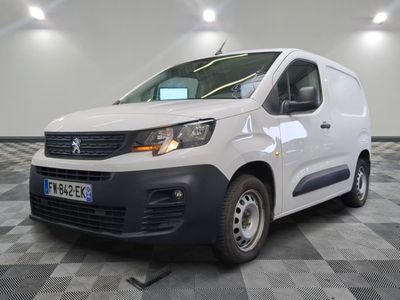 la photo d'une camionnette blanche garée sur un sol en damier