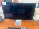 un écran d'ordinateur posé sur un bureau avec un clavier et une souris