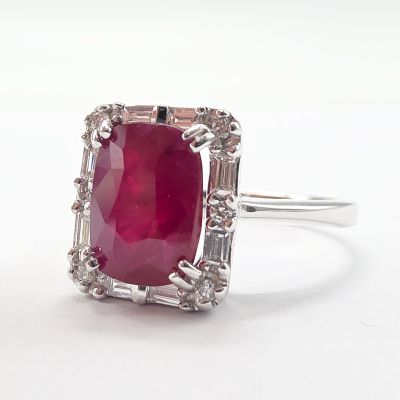 une image représentant une bague sertie d'un rubis et de diamants sur fond blanc