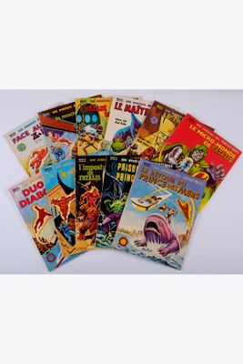une pile de bandes dessinées posée sur une table blanche