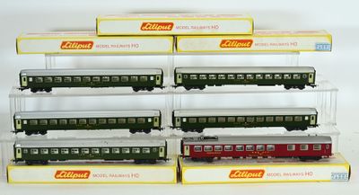 Plusieurs modèles réduits de trains sont exposés dans une vitrine.